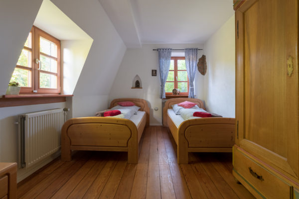 Schlafzimmer mit getrennten Betten