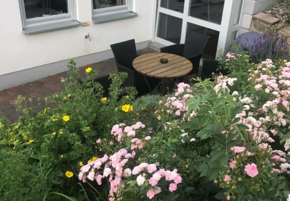 Terrasse mit Blick in den schönen Garten