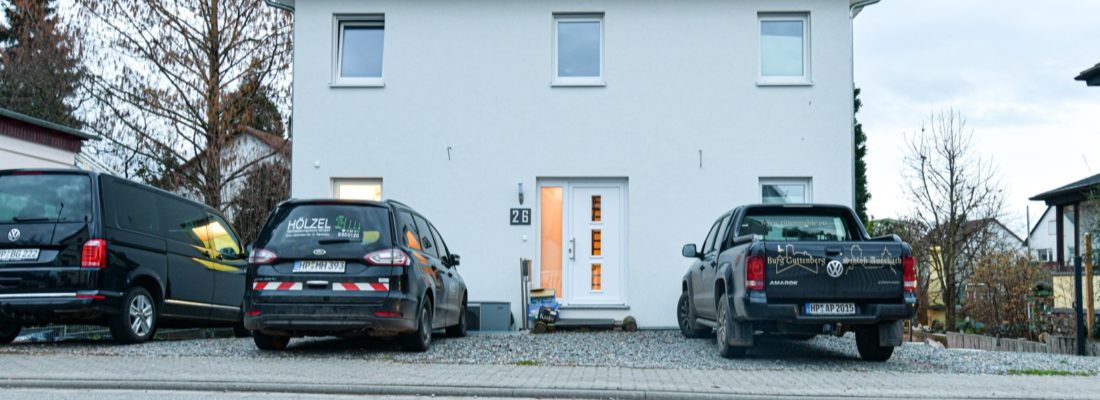 Hausansicht. Parkplatz direkt vor dem Haus