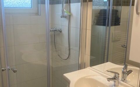 Badezimmer mit stufenloser Dusche in der Ferienwohnung Heppenheim