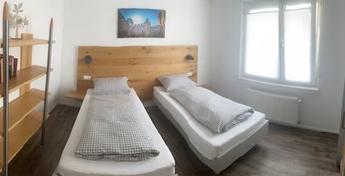 Im großen Schlafzimmer der Ferienwohnung Heppenheim finden Sie 2 Einzelbetten